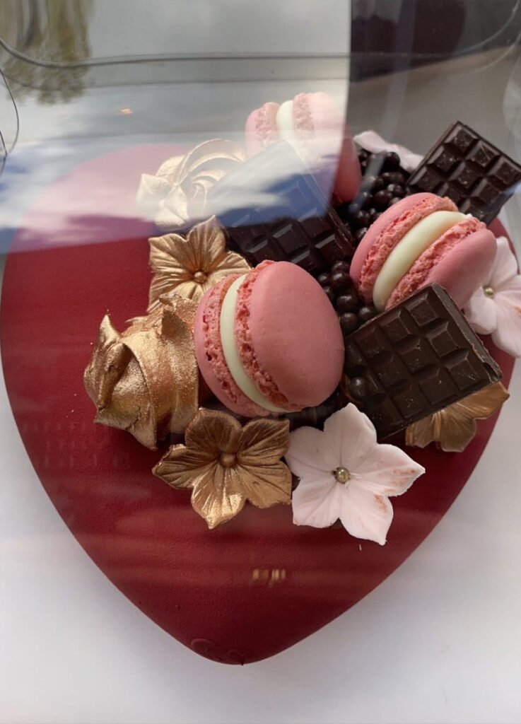 Rood hart met macarons : Deze melkchocolade beauty's zijn zo mooi het lijkt wel suède, maar de handgemaakte toppings die maken het pas echt af. (Afmeting ong. 20cm)